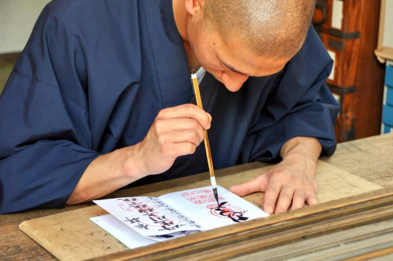 御朱印を書く住職